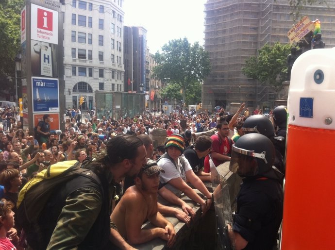 Enfrentamientos Entre La Policía Y Los 'Indignados' De Barcelona