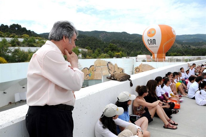 Ángel Martínez, Con Unos Niños En El CEMACAM