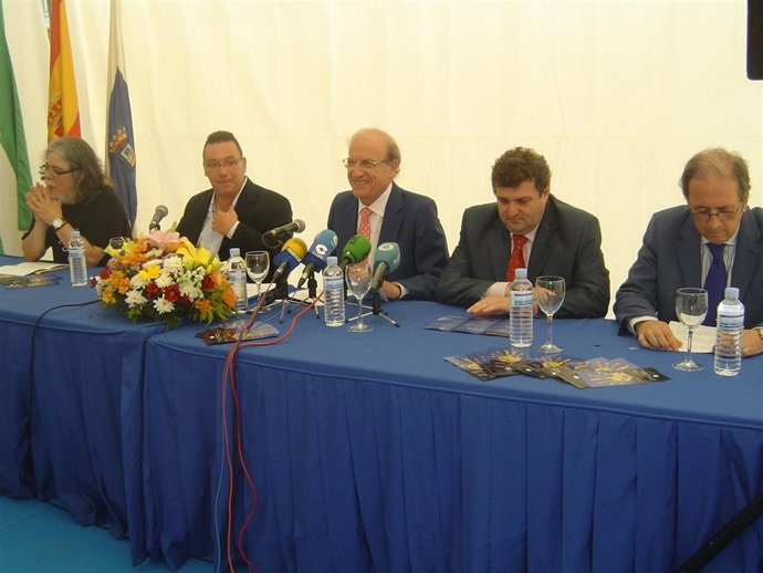 El Alcalde De Huelva, Pedro Rodríguez, En La Feria Del Libro.