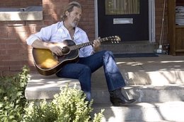 El Actor Jeff Bridges Tocando La Guitarra En 'Corazón Rebelde'