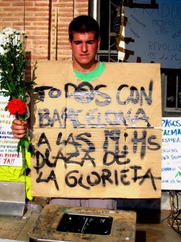 Un Joven Porta Flores En Solidaridad Con El Campamento De Plaza Cataluña