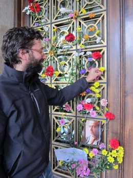 'Indignados' Depositan Flores En La Delegación