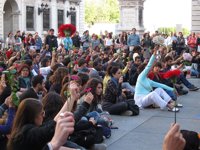 Más de 500 personas guardan silencio en Santander en solidaridad con los compañeros de Barcelona
