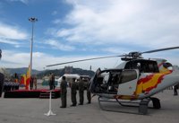 Carros de combate, simuladores o helicópteros componen la exposición que acoge el puerto de Málaga