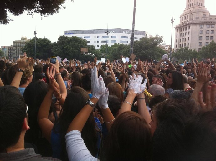 Los 'Indignados' Celebran Una Asamblea En Plaza Catalunya