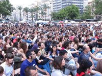 Miles de personas guardan 3 minutos de silencio en la plaza del Ayuntamiento en solidaridad con Barcelona