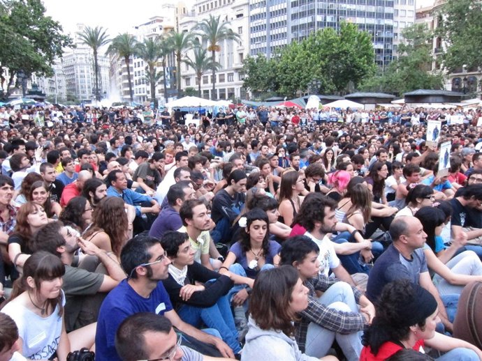 Manifestantes, Durante Los Minutos De Silencio