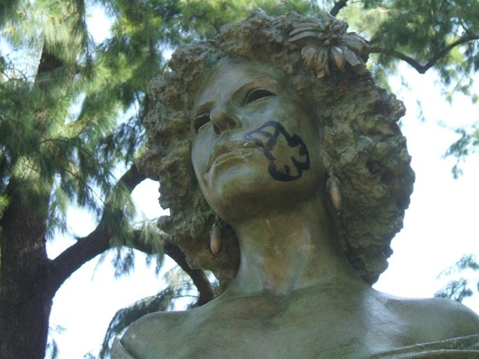 Pintada En La Nueva Estatua De La Duquesa De Alba.