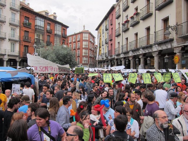 Cientos De Manifestantes Del 15M En Valladolid.