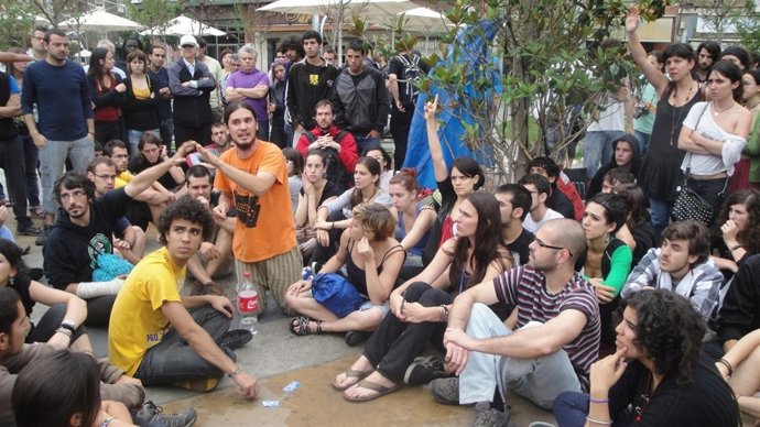 Enfrentamientos Entre La Policía Y Los 'Indignados' En Lleida