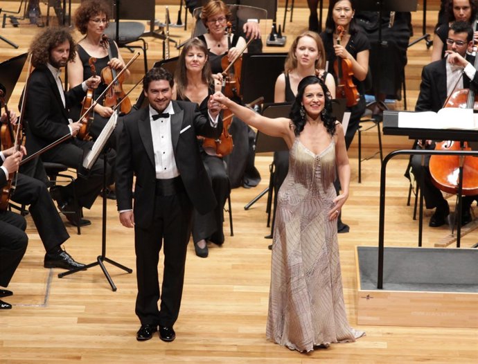 Angela Gheorghiu Saluda Al Público.