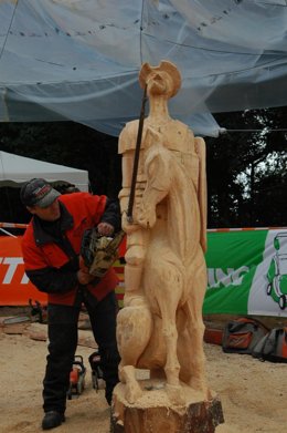 NP LAS ROZAS. EXHIBICIÓN DE ESCULTURAS CON MOTOSIERRA Y DEPORTE DE LA MADERA