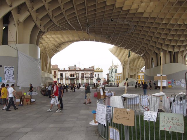 Acampados En La Plaza De La Encarnación De Sevilla