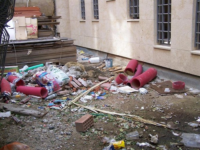 Solar Con Basura Al Lado Iglesia Santa Cruz
