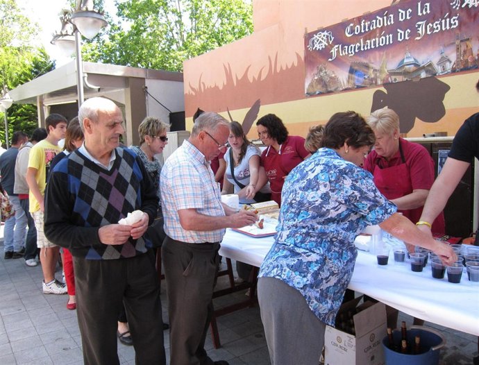 Los Vecinos Participan En El Pincho Solidario