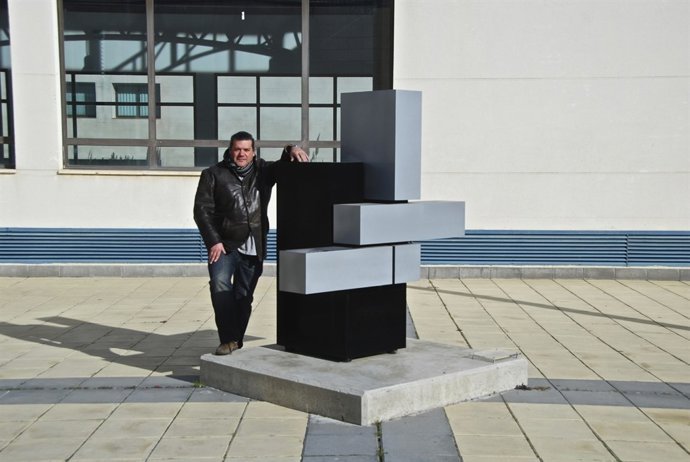 El Artista Carlos García Lahoz Con Una De Sus Obras