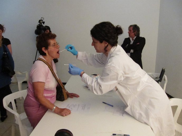 Una Mujer Se Realiza La Prueba De ADN