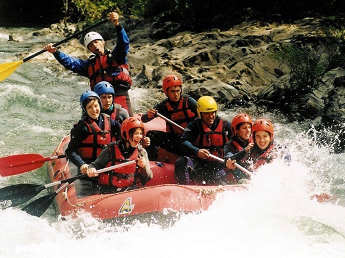 Jóvenes Haciendo Rafting En Navarra.