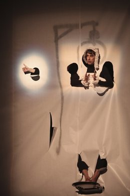 Escena De La Obra 'Delirios De Papel' De La Compañía 'La Llave Maestra'.