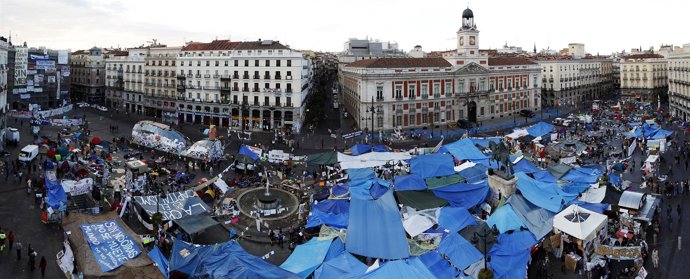 Miles De Personas Se Concentran En La Acampada Sol, En El Centro De Madrid
