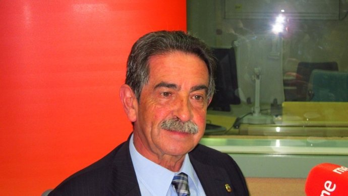 Miguel Ángel Revilla Durante La Entrevista