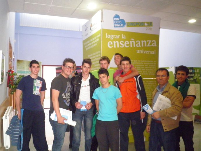 Estudiantes Visitan Una Exposición De Cineposible 2011       
