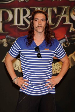 El Actor Oscar Jaenada Con Pelo Largo En Un Photocall De 'Piratas'