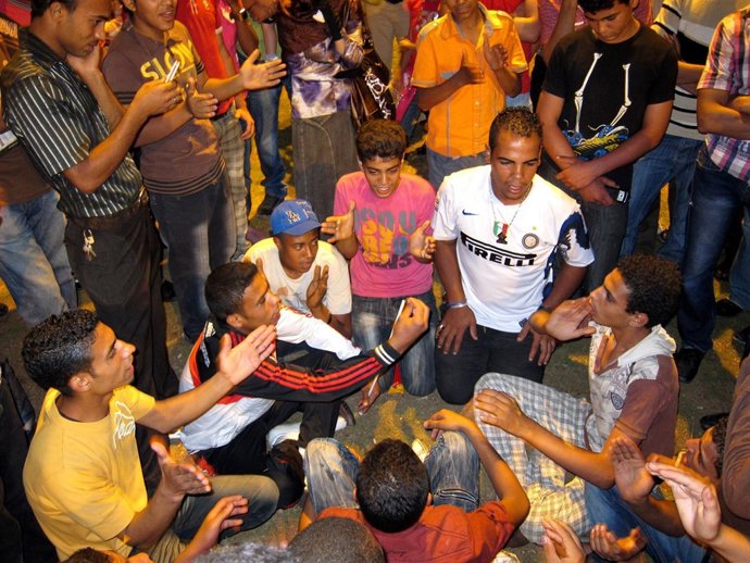 Egipcios Concentrados En La Plaza Tahrir De El Cairo.