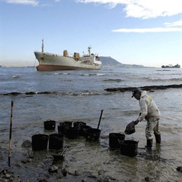 Hombre recoge fuel algeciras