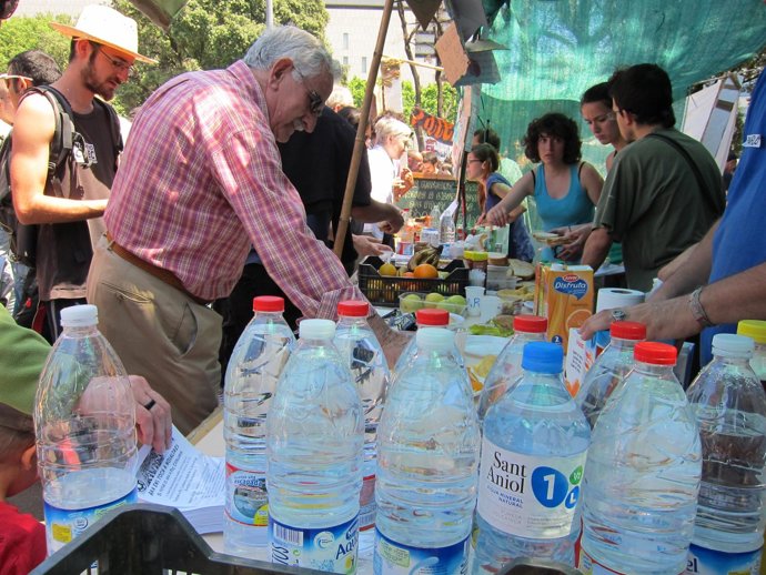 Participantes De @Acampadabcn En La Plaza Catalunya