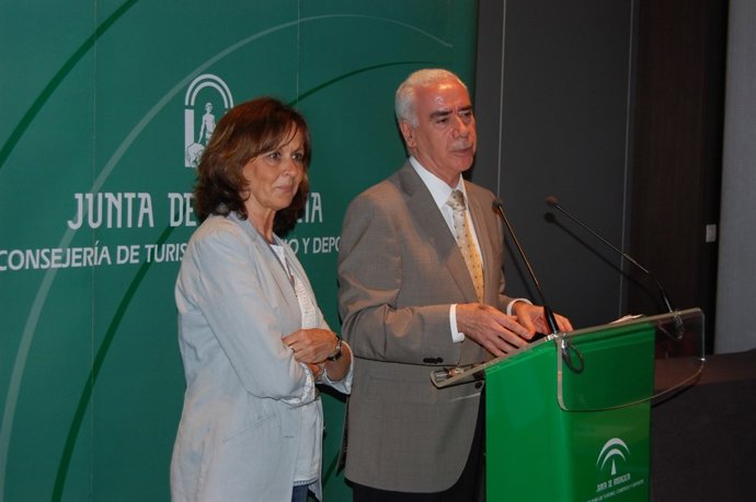 Consejero De Turismo, Luciano Alonso, Y Remedios Martel, Delegada De La Junta