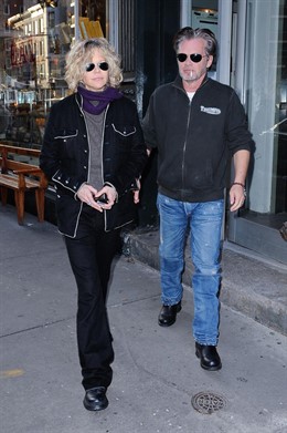 Meg Ryan Y John Mellencamp Paseando