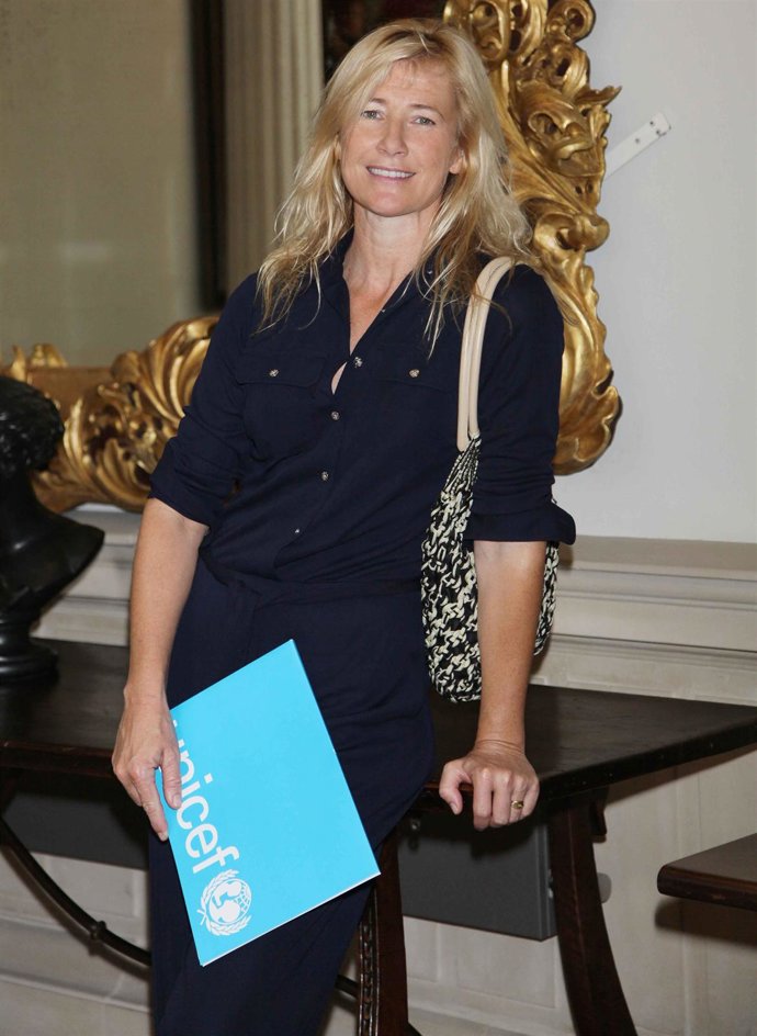 La Actriz Ana Duato Posa Con Una Carpeta De Unicef