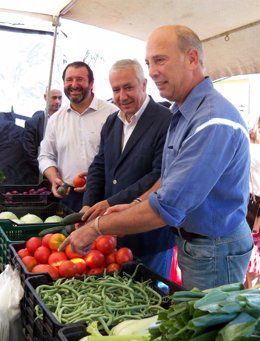 Javier Arenas Con Pepinos En Un Mercado