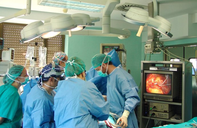 Cirujanos durante una intervención quirúrgica