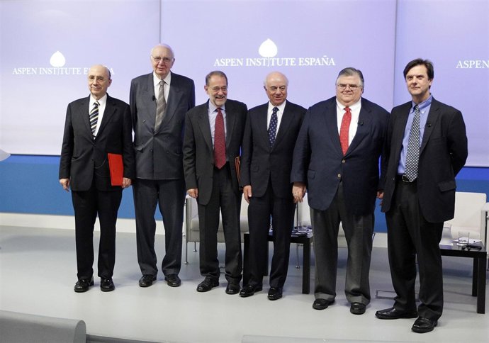 Volcker, Carstens, Solana, González Y Otros En Una Conferencia Económica
