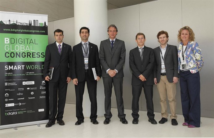 El Alcalde, En El Centro, Tras Su Intervención En Barcelona. 