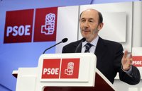 Rubalcaba dice que en el PSN conocen su opinión sobre pactos en Navarra, pero corresponde a ellos decidir