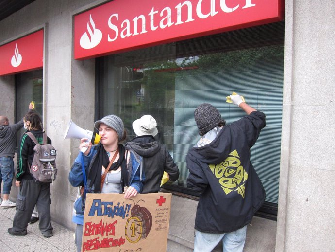 Los 'Indignados', Limpiando Un Banco