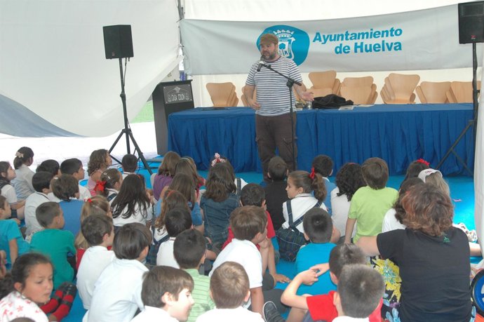 Escolares En La Feria Del Libro De Huelva. 