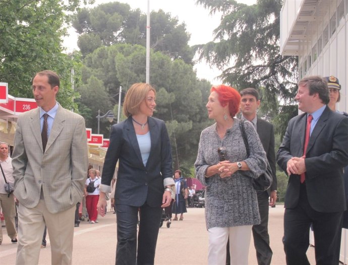 Carme Chacón Antes De La Presentación De 'Fotoperiodistas De Guerra Españoles'