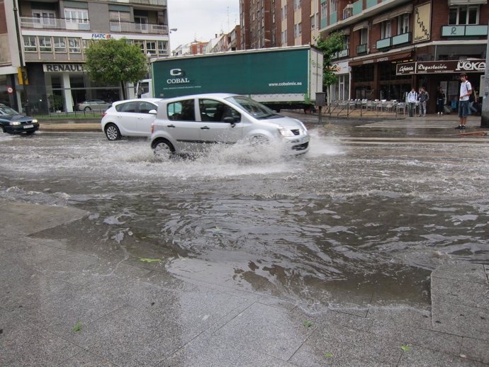 La Calle García Morato De Valladolid, Anegada Tras La Tromba.