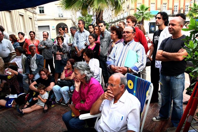 Concentración De La Plataforma Democracia Real Ya En Huelva.