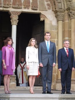 Los Príncipes De Asturias, Tras Su Llegada Al Monasterio De Leyre.