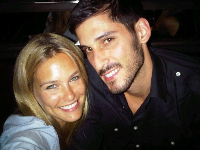 La Modelo Bar Refaeli Posando Junto A Omri  Casspi