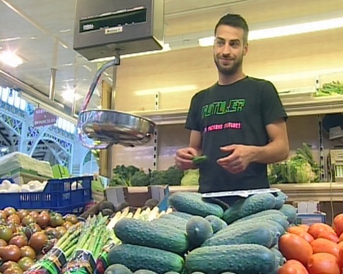 La gente sigue comprando pepinos en los mercados