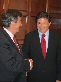 Francisco Álvarez-Cascos Saluda A Javier Fernández.