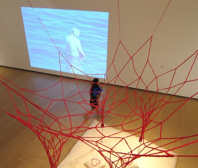 Una Espectadora En La Exposición Que El IVAM Dedica A Brasil