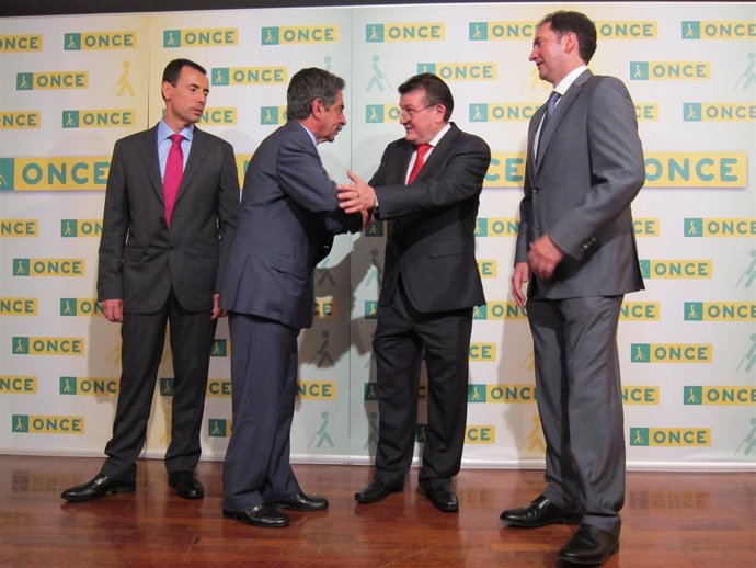 Revilla Saluda A Los Nuevos Miembros De La ONCE.