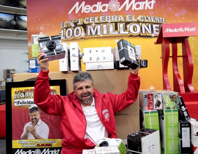 Ángel Gómez, Ganador Del Concurso, Con Sus Regalos.